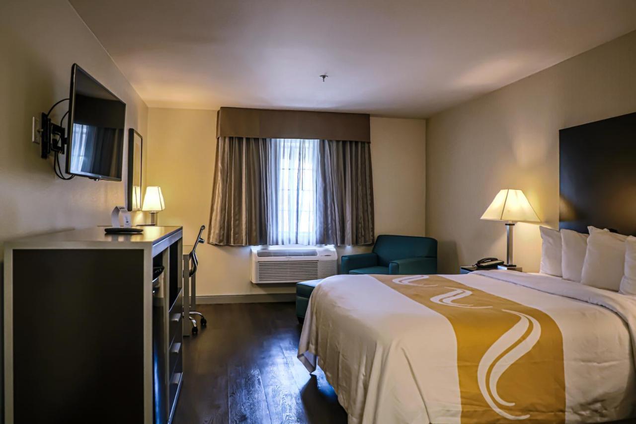 Quality Inn & Suites Camarillo-Oxnard Exteriör bild